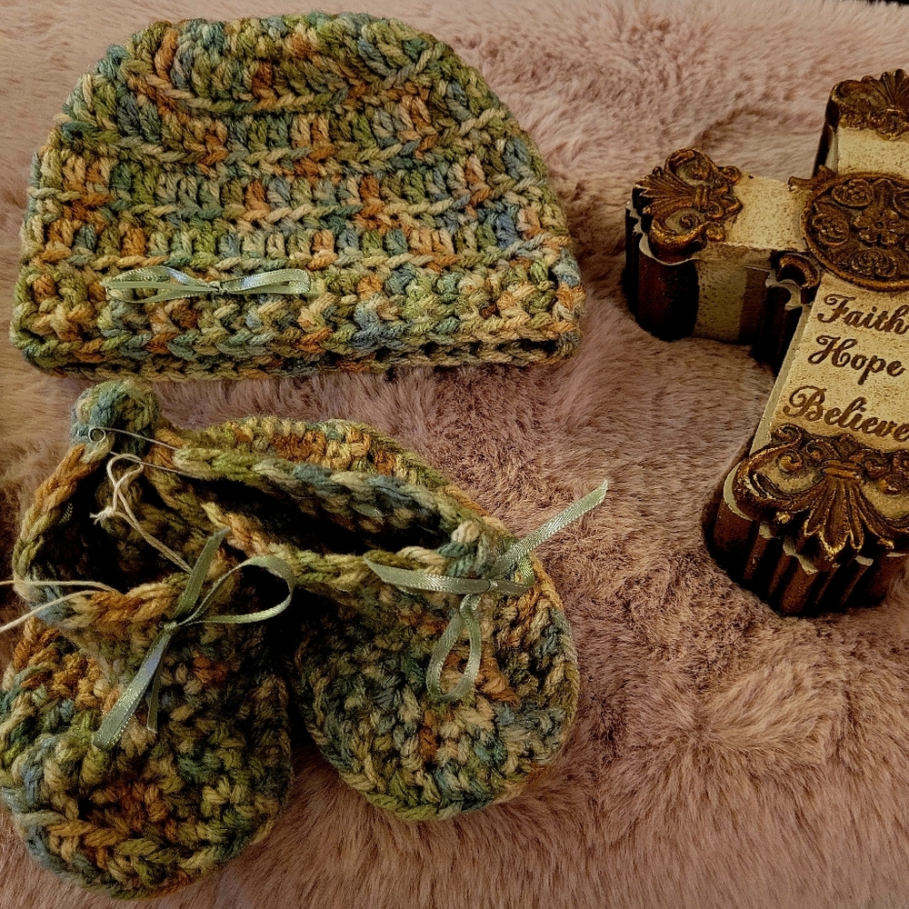 Handmade Knitted Infant Set - Picture 2 of 4